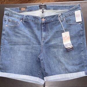 #CP941 - NWT Celebrity Pink Bermuda Body Sculpt “The Slimmer” Denim Shorts - 22W
